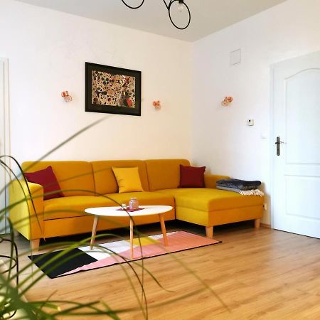 Cozyhome The Castle Apartment - Spacious, Quiet, High Ceiling Bratislava Extérieur photo